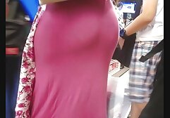 Một người đàn ông xoay một phụ nữ phim sex nhat ban moi nhat khong che trẻ, một chiếc váy màu xanh trên bàn tay